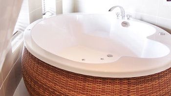 Deep Soaking Bathtub