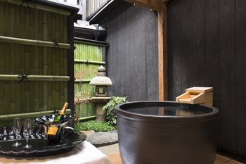 Deep Soaking Bathtub