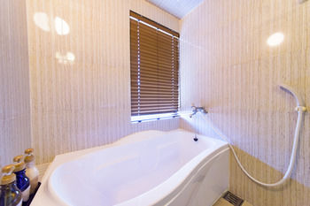 Deep Soaking Bathtub