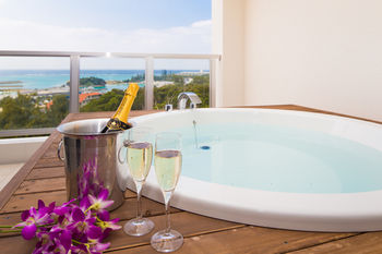 Deep Soaking Bathtub