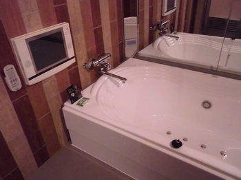 Deep Soaking Bathtub