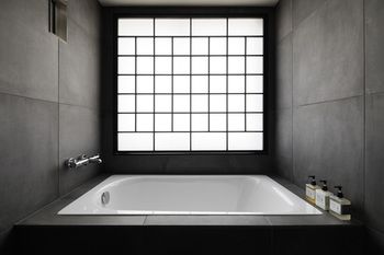 Deep Soaking Bathtub