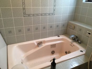 Deep Soaking Bathtub