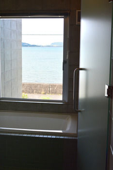 Deep Soaking Bathtub