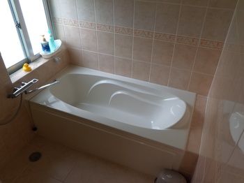 Deep Soaking Bathtub