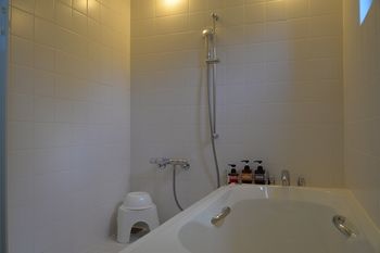Deep Soaking Bathtub