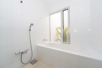 Deep Soaking Bathtub