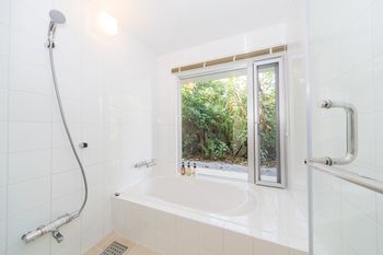 Deep Soaking Bathtub