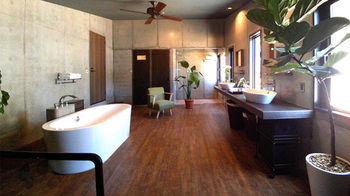 Deep Soaking Bathtub