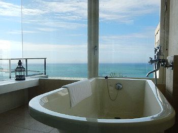 Deep Soaking Bathtub