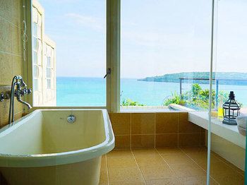 Deep Soaking Bathtub