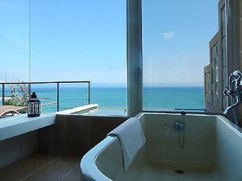 Deep Soaking Bathtub