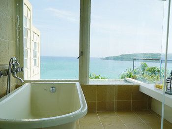 Deep Soaking Bathtub