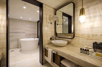 Deep Soaking Bathtub