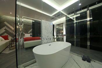 Deep Soaking Bathtub