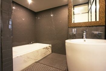 Deep Soaking Bathtub
