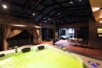 Deep Soaking Bathtub
