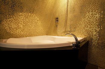 Deep Soaking Bathtub