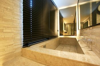Deep Soaking Bathtub