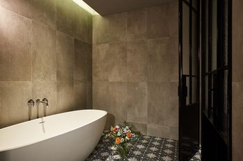 Deep Soaking Bathtub