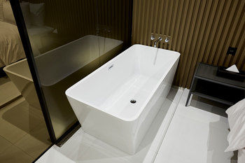 Deep Soaking Bathtub