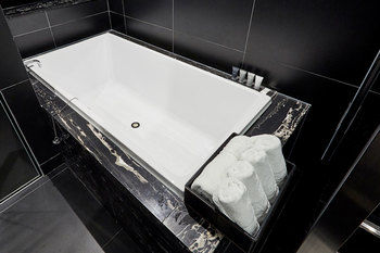 Deep Soaking Bathtub