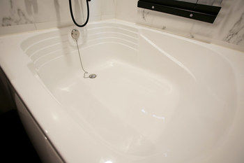 Deep Soaking Bathtub