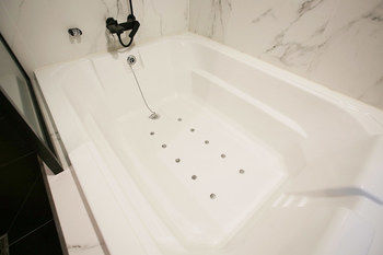 Deep Soaking Bathtub