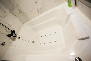 Deep Soaking Bathtub