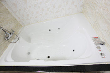 Deep Soaking Bathtub