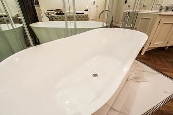 Deep Soaking Bathtub