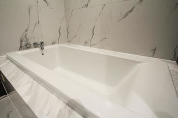 Deep Soaking Bathtub