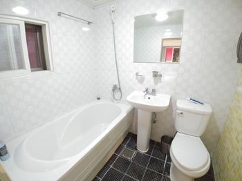 Deep Soaking Bathtub