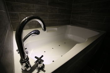 Deep Soaking Bathtub