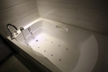 Deep Soaking Bathtub