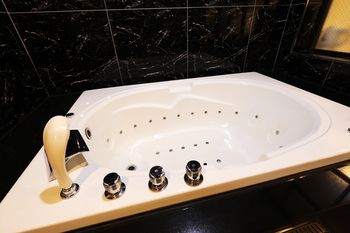 Deep Soaking Bathtub