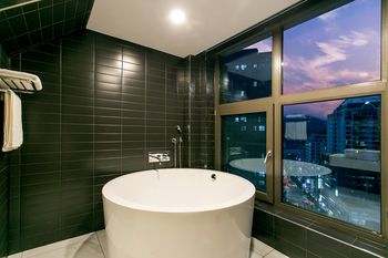 Deep Soaking Bathtub