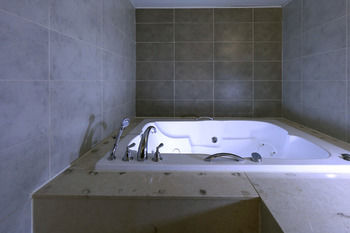 Deep Soaking Bathtub