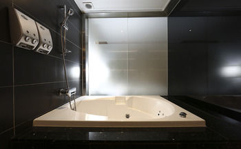 Deep Soaking Bathtub