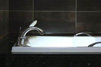 Deep Soaking Bathtub