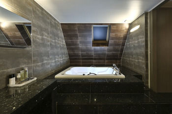 Deep Soaking Bathtub