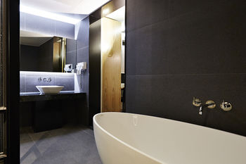 Deep Soaking Bathtub