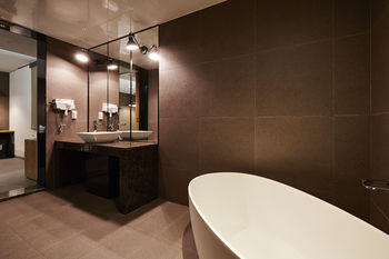 Deep Soaking Bathtub
