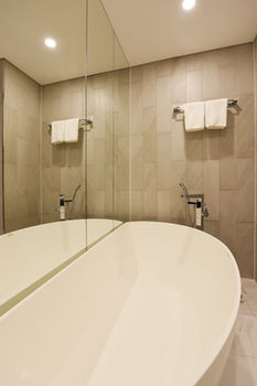 Deep Soaking Bathtub