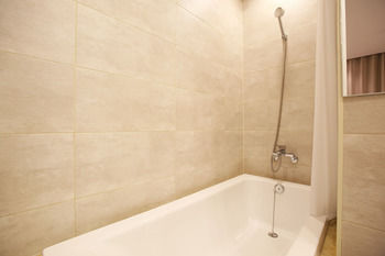 Deep Soaking Bathtub
