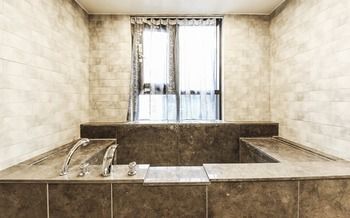 Deep Soaking Bathtub