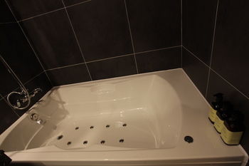 Deep Soaking Bathtub