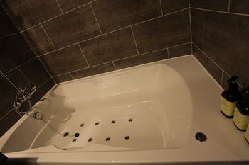 Deep Soaking Bathtub