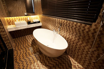 Deep Soaking Bathtub