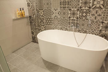 Deep Soaking Bathtub